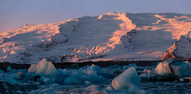 Freezing warm sunrise (Jökulsárlón, Iceland)