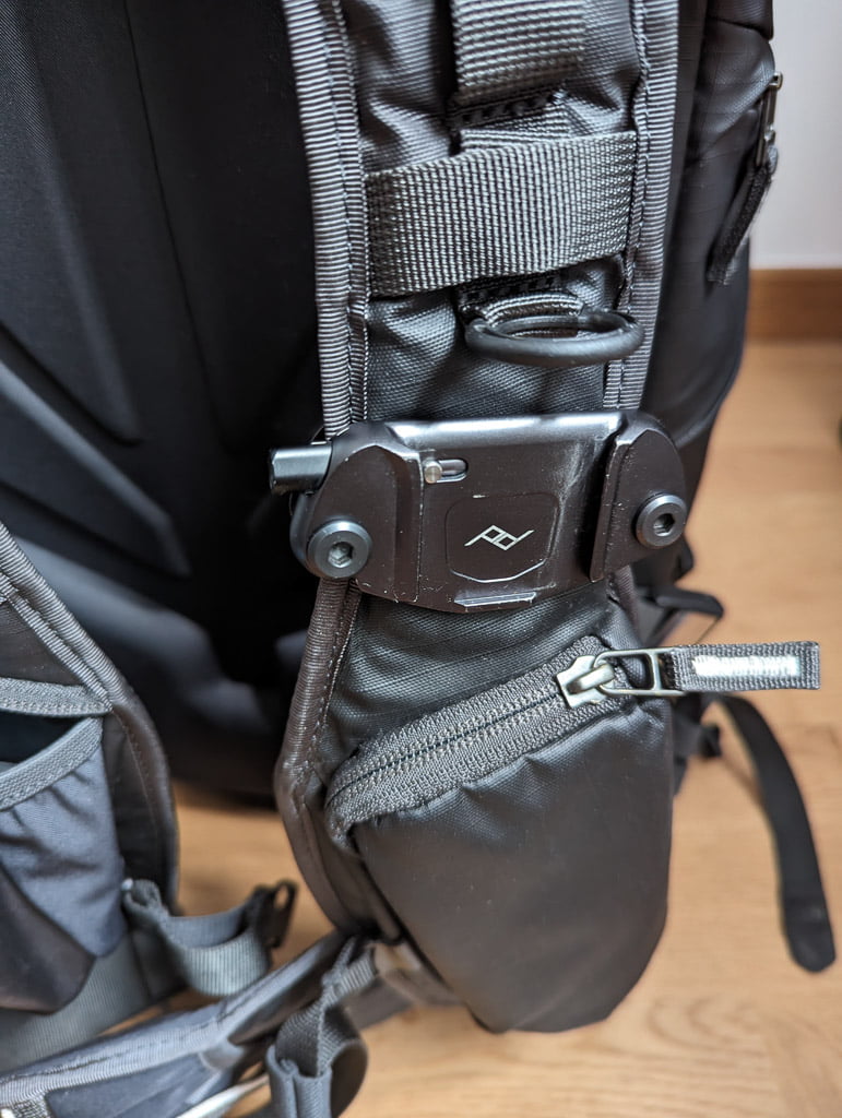 colocación peakdesign capture clip mochila shimoda